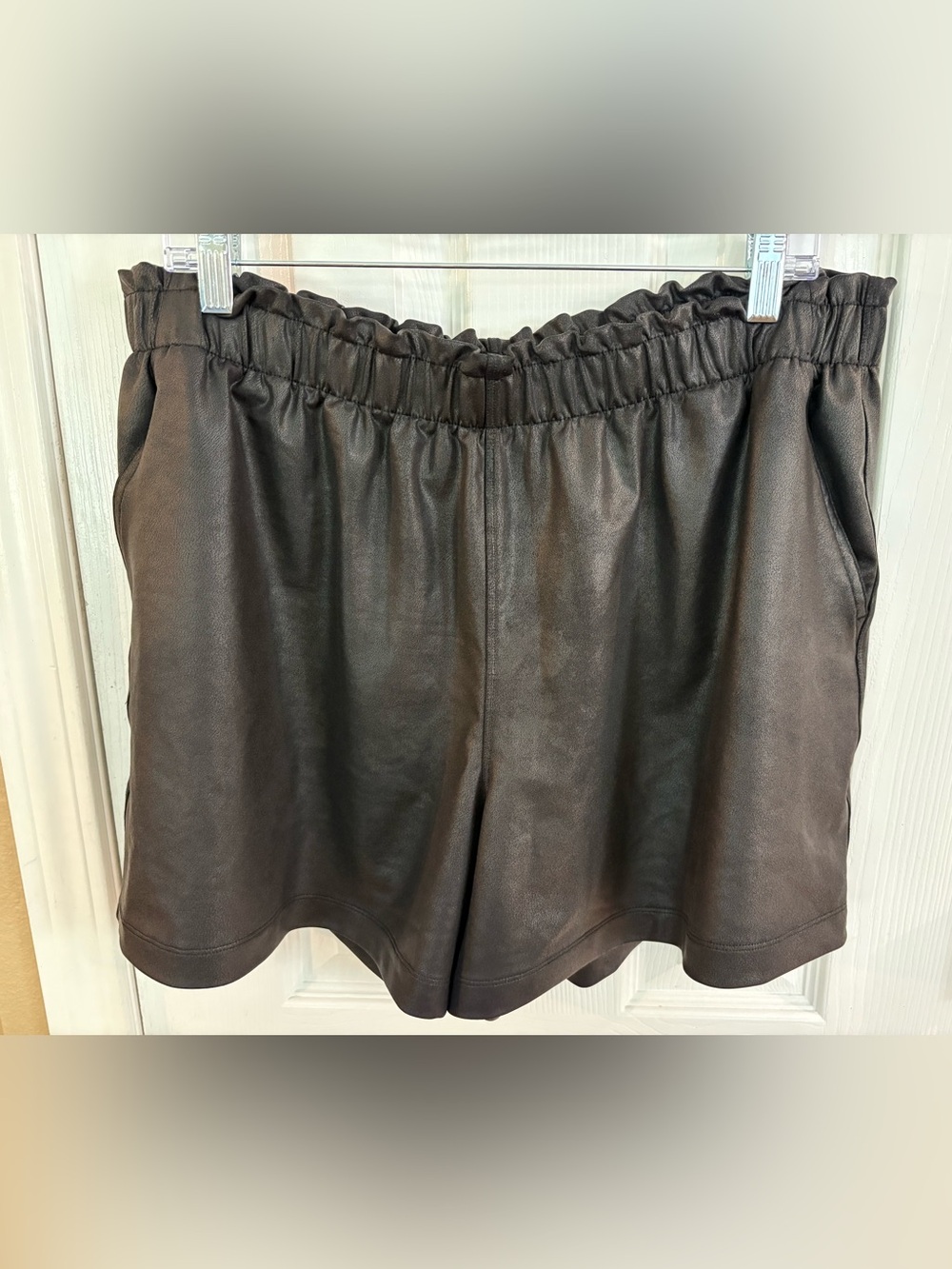 Athleta Gleam vegan Faux leather stretch Shorts XL Black relaxed Pockets high